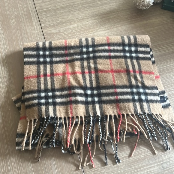 Authentic Burberry 💯Cashmere Scarf 🧣 - Picture 9 of 9